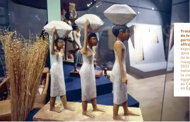  ?? ?? Trois statues de femmes portant des offrandes, exposées dans la salle du textile, inaugurée en 2022 au Musée national de la civilisati­on égyptienne, au Caire, en Égypte.