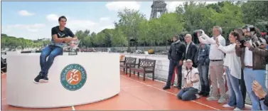  ??  ?? LEYENDA VIVA. Rafa Nadal, con su décimo trofeo de campeón de Roland Garros.