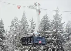  ??  ?? Die neue Zugspitzba­hn soll am 21. Dezember offiziell in Betrieb gehen. 580 Men schen können damit in der Stunde auf den knapp 3000 Meter hohen Gipfel fahren.