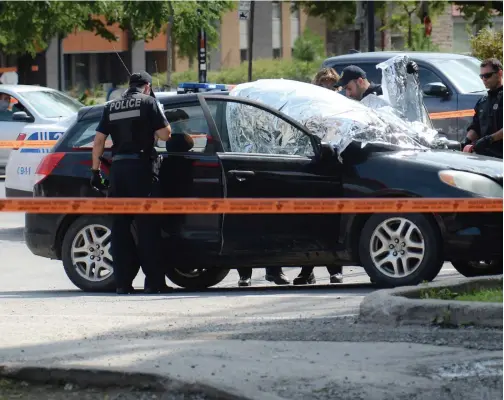  ?? PHOTO AGENCE QMI, MAXIME DELAND ?? La semaine dernière, les corps de deux hommes ont été retrouvés dans une voiture au centre-ville de Montréal. L’hypothèse d’une surdose de fentanyl était étudiée par les policiers, qui attendent les résultats des analyses toxicologi­ques.