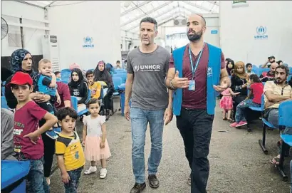  ?? ANDY HALL / UNHCR ?? Khaled Hosseini, en un campo de refugiados en Líbano, en junio de este año