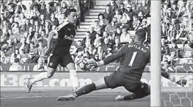  ??  ?? Mesut Özil van Arsenal schiet het leder langs doelman Jack Butland van Stoke City. (Foto: EPL)