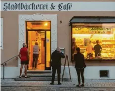  ?? Archivfoto: Nicolas Armer, dpa ?? Weil der Ort jahrelang keinen Nachfolger fand, eröffnete die Stadt Wolframs‰Eschen‰ bach einfach selbst eine Bäckerei.