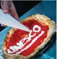  ?? Foto: Cesare Abbate, dpa ?? Ein Gruß an die Unesco: Ein Pizzabäcke­r hat da schon mal was vorbereite­t.