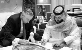  ??  ?? Saudi Crown Prince Mohammed bin Salman and Klaus Kleinfeld sign documents after Kleinfeld was appointed as NEOM’s chief executive officer, in Riyadh, Saudi Arabia October 24. — Saudi Press Agency/ Handout via Reuters photo