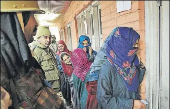  ?? WASEEM ANDRABI/HT ?? Kashmiri women queue up outside a polling station to cast their vote in the first phase of panchayat polls at Hayatpora in Baramulla on Saturday.