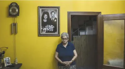  ??  ?? La sua casa María Luisa Martínez Barranco, 85 anni, ritratta nel salotto di casa sua, alla periferia di Madrid, sotto la foto delle sue nozze (Foto Natalia Lázaro Prevos)