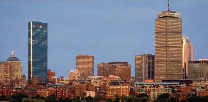  ?? David Fox ?? ●● The Boston skyline and, below right, Boston is one of the powerhouse­s of craft beer brewing