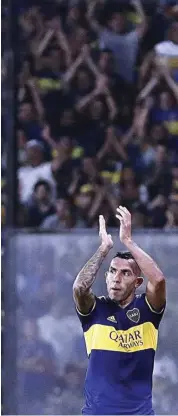  ?? ALEJANDRO PAGNI/AFP ?? APRESIASI: Striker Boca Juniors Carlos Tevez memberikan aplaus kepada fans seusai laga Superliga Argentina di La Bombonera (24/2).
