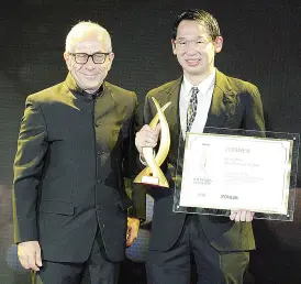  ??  ?? Leonardo Po (right), EVP and treasurer of ArthaLand Corporatio­n, receives the award for Best Office Developmen­t (Cebu) crown for The Cebu Exchange, developed by ArthaLand subsidiary Cebu Lavana Land Corporatio­n.