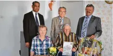  ?? Foto: Werner Glogger ?? Unser Bild zeigt neben dem Jubelpaar (sitzend) von links: Pater Alex, Dr. Josef Lan genbach und Karl Weiß.