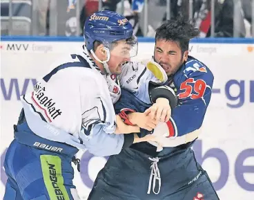  ?? FOTO: IMAGO ?? Brandon Yip (rechts) weiß sich zu wehren; hier ist er im Clinch mit Straubings Colton Jobke.