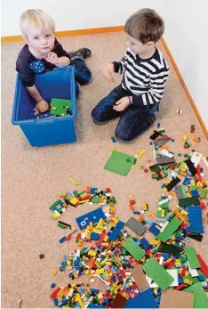  ?? Fotos: Vicky Jeanty ?? Lego satt: Die zwei Jungs aus der Kindergart­en Gruppe nutzen die Freispielz­eit, um Lego zu spielen.