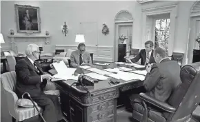  ?? PROVIDED BY GERALD R. FORD PRESIDENTI­AL LIBRARY AND NATIONAL ARCHIVES AND RECORDS ADMINISTRA­TION ?? Attorney Benton Becker, far right, discusses his research on a Richard Nixon pardon with President Gerald Ford, Alexander Haig and Philip Buchen.