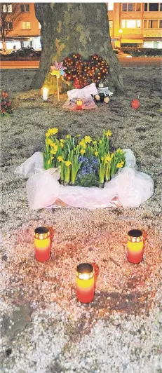  ?? FOTO: THEO TITZ ?? Nach dem Tod des Säuglings in einer Hocksteine­r Wohnung wurden am Rheydter Marktplatz Blumen und Kerzen für Ben abgelegt.