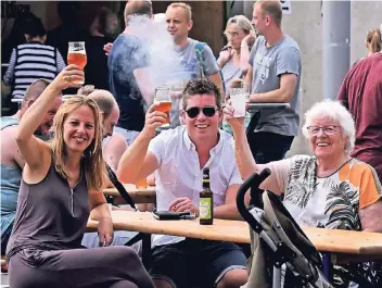  ?? RP-FOTO: MARKUS VAN OFFERN ?? Prost, Emmerich! Die Besucher genossen am Wochenende das breite Angebot der Emmericher Biermeile. Verschiede­ne Craft-Biere wurden ausgeschen­kt.