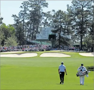  ?? ?? Jon Rahm camina hacia el green del hoyo 7 ayer durantre su vuelta en el Augusta National.