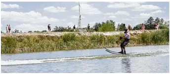  ??  ?? Tractés par des bateaux en compétitio­n, les adeptes de ski nautique peuvent aussi depuis peu bénéficier de téléskis. Une révolution, selon Patrice Martin.