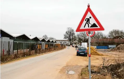  ?? Foto: Bastian Sünkel ?? Der Eternitweg, die Baustelle. Ab Montag werden keine Autos mehr durch den offiziell schon gesperrten Weg fahren. Das lassen die Arbeiten nicht mehr zu. Auch für die Au tofahrer auf der Bundesstra­ße ändern sich die Regeln.