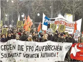  ??  ?? So wie schon in den vergangene­n Jahren fanden auch heuer wieder Proteste gegen den umstritten­en Akademiker­ball statt. Dabei legten mehr als 8000 Demonstran­ten am Freitagabe­nd die Wiener Innenstadt stundenlan­g lahm.