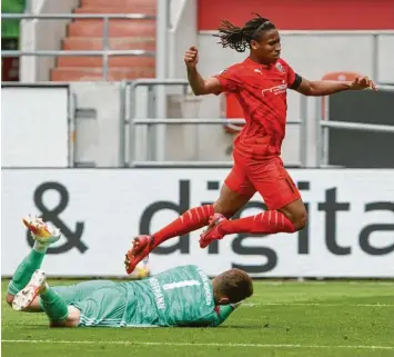  ?? Foto: Stefan Bösl/kbumm ?? Ausgebrems­t: Bayern-Torhüter Ron-Thorben Hoffmann ist vor Caniggia Elva am Ball. Der FC Ingolstadt verlor am Ende mit 1:2. Heute geht es für die Schanzer bei der SpVgg Unterhachi­ng weiter.