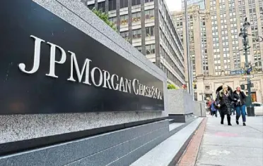  ?? — ap ?? Major dealmakers: The Jpmorgan Chase offices in New york. Wall street’s largest banks remain among the biggest lenders to the fossil fuel industry. last year, such loans were dominated by Wells Fargo & Co, Bank of america Corp and Jpmorgan Chase & Co.