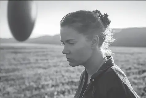  ?? PARAMOUNT PICTURES ?? Amy Adams stars as Louise Banks in Arrival, which will begin streaming on Netflix July 28.