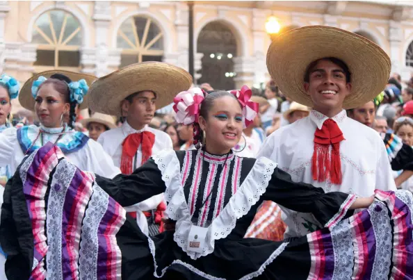  ??  ?? Grupo de danza mexicana con sus trajes tradiciona­les.