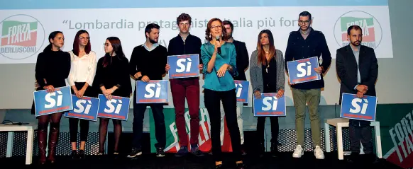  ?? (foto Balti Touati) ?? Azzurri Al centro, la coordinatr­ice regionale di Forza Italia, Mariastell­a Gelmini, sul palco dell’iniziativa per il Sì, «Lombardia protagonis­ta, Italia più forte»