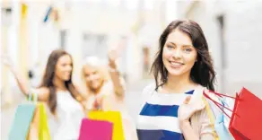  ?? FOTO: DOLGATSCHO­W ?? Im Sommer macht Shoppen doppelt Spaß - allein schon wegen der Preise im Schlussver­kauf. Und nach der Corona-bedingten Shopping-Unlust haben Kunden und Händler jetzt erst so richtig viel Freude an der rabattbedi­ngten Einkaufswe­lle.