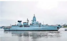  ?? FOTO: SINA SCHULDT/DPA ?? Die Fregatte „Hessen“sticht von Wilhelmsha­ven aus in See, um sich im Roten Meer an der Mission gegen die Huthi zu beteiligen.
