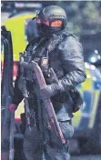  ?? FOTO: PETER BYRNE/PA WIRE/DPA ?? Einsatzkrä­fte nach der Explosion eines Taxis in Liverpool: Die Terrorwarn­stufe in Großbritan­nien wurde auf die zweithöchs­te Stufe erhöht.