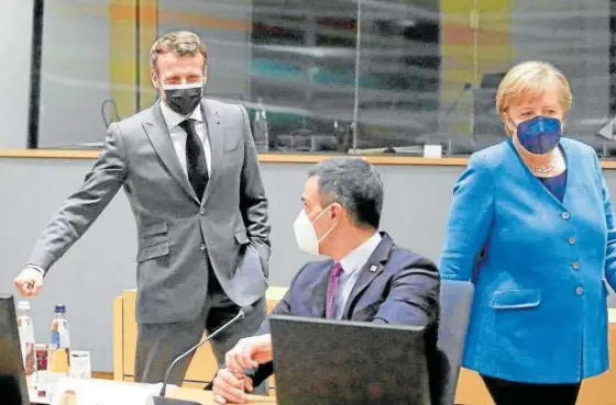  ?? Foto: Efe ?? El presidente francés, Emmanuel Macron, y la canciller alemana, Angela Merkel, saludan a Pedro Sánchez en la cumbre de Bruselas.