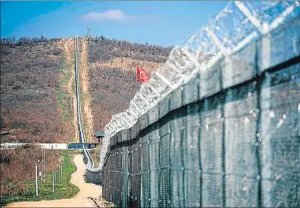  ?? DIMITAR DILKOFF / AFP ?? Alambrada en la frontera entre Bulgaria y Turquía, cerca del pueblo búlgaro de Lesovo