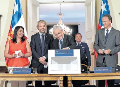  ?? Dpa ?? Piñera, ayer, tras la firma de la convocator­ia al plebiscito