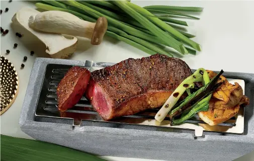  ??  ?? 在SW Steakhouse­能品嚐到Snake River農場出產的­金牌級牛排。Snake River Farms gold-grade steak at SW Steakhouse.