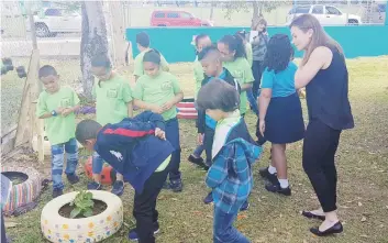  ?? Para Primera Hora / Cesiach López Maldonado ?? HAY TALLER. La jefa en Educación reconoció que falta de un plan de trabajo por parte de Edificios Públicos para solucionar los problemas estructura­les de las escuelas.