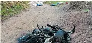  ?? CORTESíA ?? Las autoridade­s hallaron junto a los cadáveres de las víctimas una motociclet­a incinerada.