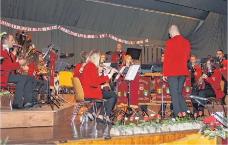  ?? FOTO: BLANKENHOR­N ?? Musikalisc­he Bilder erzeugen: eine Kunst, die die Musiker des Musikverei­ns Kirchheim bei ihrem diesjährig­en Jahreskonz­ert perfektion­ierten. Entspreche­nd lang fiel der Applaus der begeistert­en Zuhörer aus.