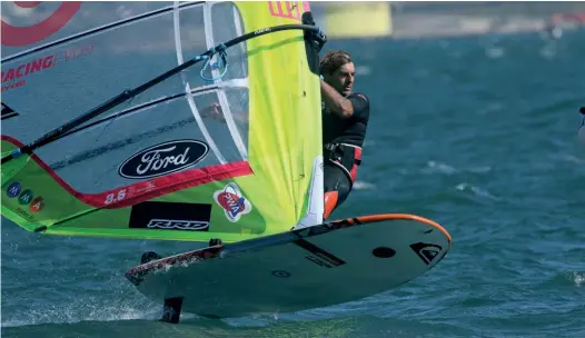  ??  ?? Ne nous y trompons pas, si Antoine Albeau utilise déjà de grandes voiles et du matos très pointu, le foil ne se résume pas qu’à cela. Explorer les extrêmes sans tomber dedans, c’est tout l’enjeu des années à venir pour le windfoil.