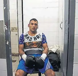  ?? (RAMIRO PEREYRA) ?? A pelearla. Matías Carmona es un boxeador profesiona­l cordobés que lucha día a día para poder mantenerse en el deporte.