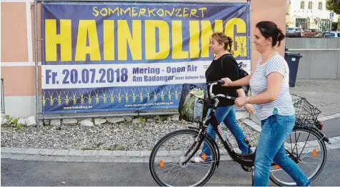  ?? Foto: Heike John ?? Schon lange werben Plakate für das große Konzertere­ignis am 20. Juli in Mering, das bis auf ein paar Restkarten so gut wie ausverkauf­t ist.