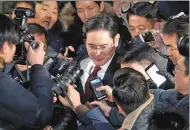  ?? KIM DO-HOON / YONHAP VIA REUTERS ?? Samsung Electronic­s vice-chairman Jay Y. Lee leaves the office of the independen­t counsel in Seoul on Friday.