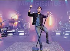  ??  ?? Immer wieder forderte Max Giesinger seine Fans auf , zu klatschen und zu singen.