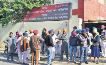  ?? SAMEER SEHGAL/HT ?? Members of Guru Granth Sahib Satkar Committee gather outside the office of IG (border range) SPS Parmar in Amritsar after some of their fellow activists were detained on Tuesday.
