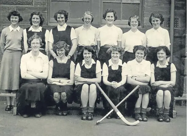  ?? Photograph courtesy of reader C Middleton, Inverurie ?? Turriff Academy hockey team about 1952.