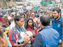  ?? CORTESÍA ACNUR ECUADOR ?? Gestión. Funcionari­os de Acnur ayudan a los migrantes en la frontera.