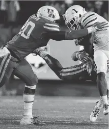  ?? Eric Christian Smith / Contributo­r ?? Houston linebacker Roman Brown, left, leads the team and is second in the American Athletic Conference with 46 tackles.