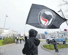  ?? FOTO: DPA ?? Einige Mitglieder antifaschi­stischer Gruppen demonstrie­rten vor dem Gerichtsge­bäude.