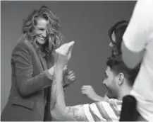  ?? CAPTURES D’ÉCRAN / CHOPARD ?? Selon ces images tirées d’une vidéo montrant les coulisses du tournage, Xavier Dolan et Julia Roberts ont pris beaucoup de plaisir à réaliser la nouvelle campagne de Chopard.